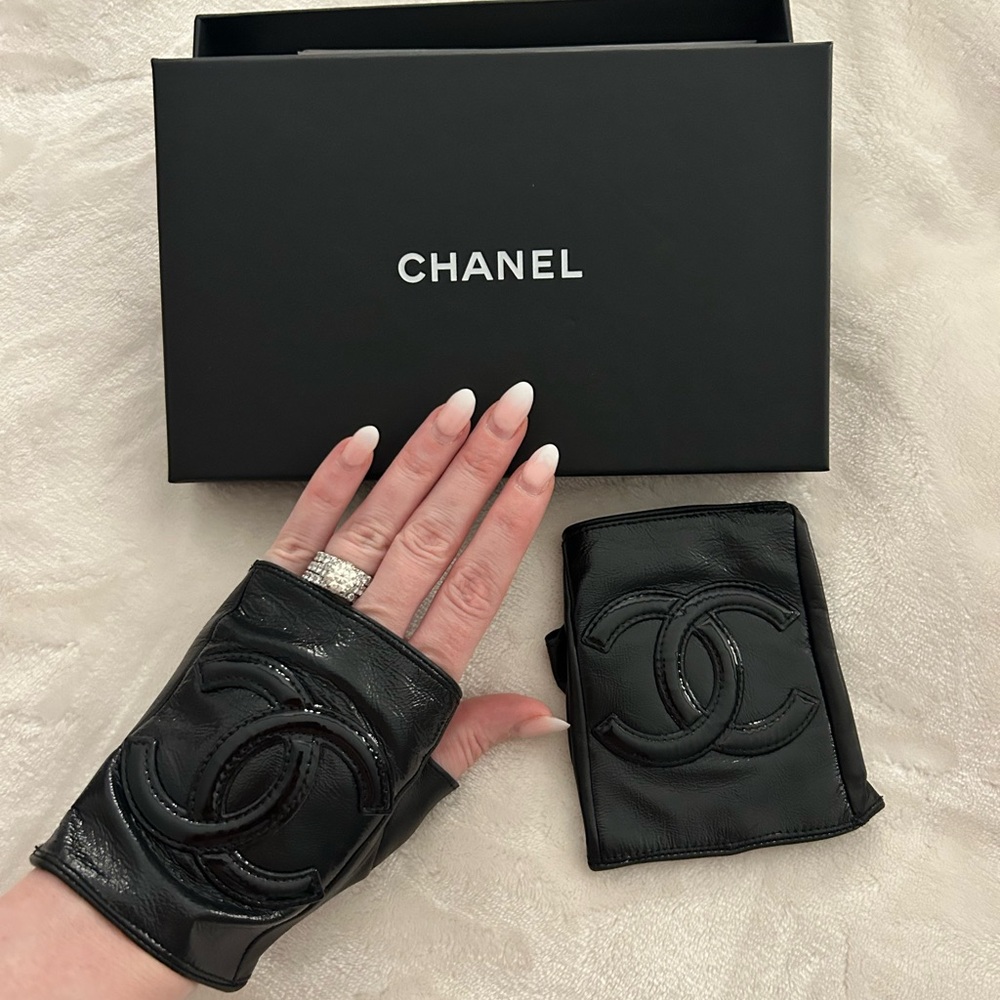 Chanel glove